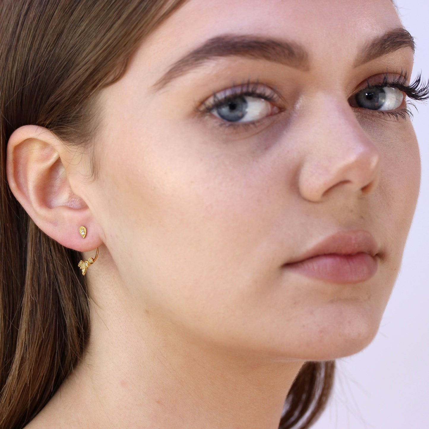 Boucles d'oreilles à tige en argent sterling plaqué or avec feuilles et zircones cubiques