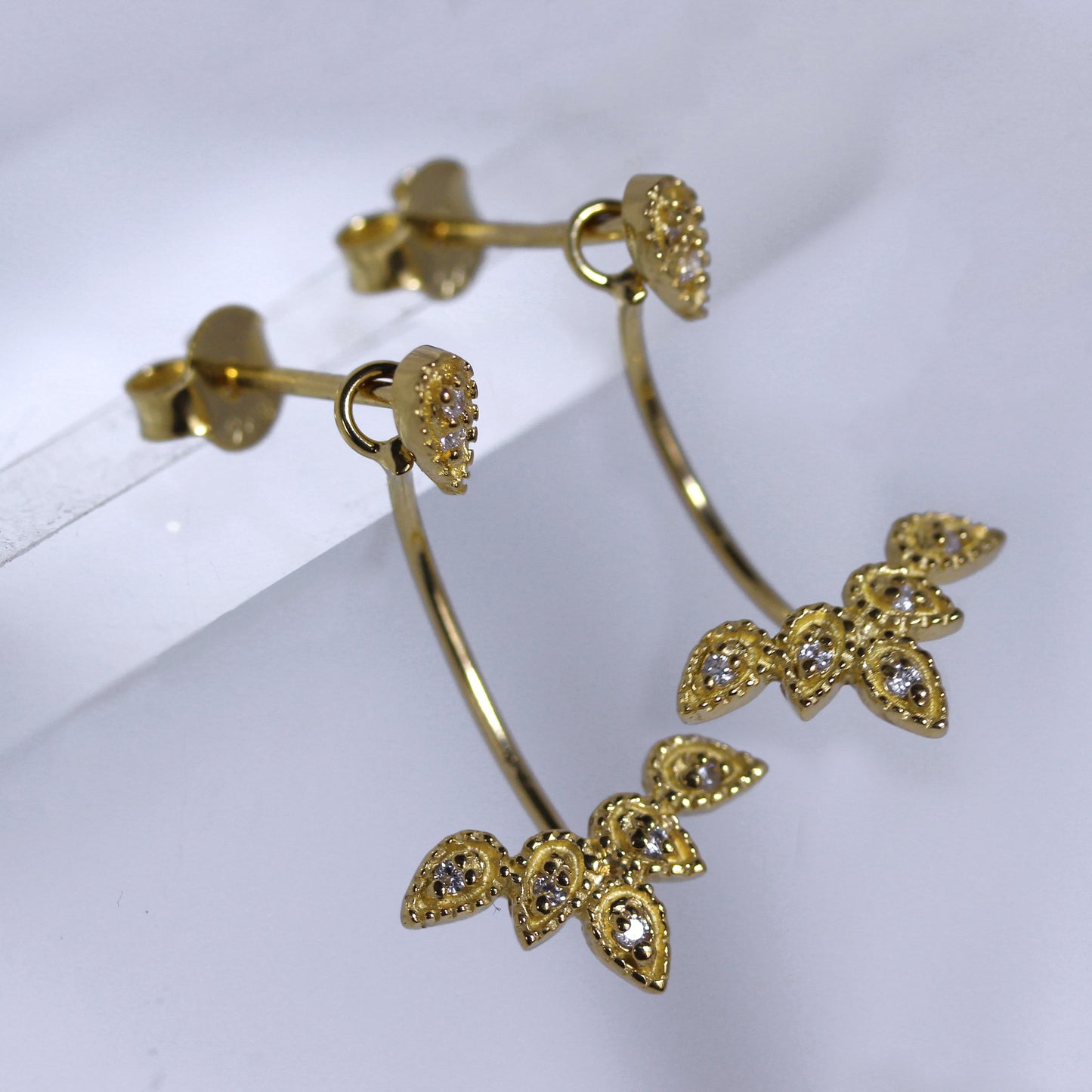 Boucles d'oreilles à tige en argent sterling plaqué or avec feuilles et zircones cubiques