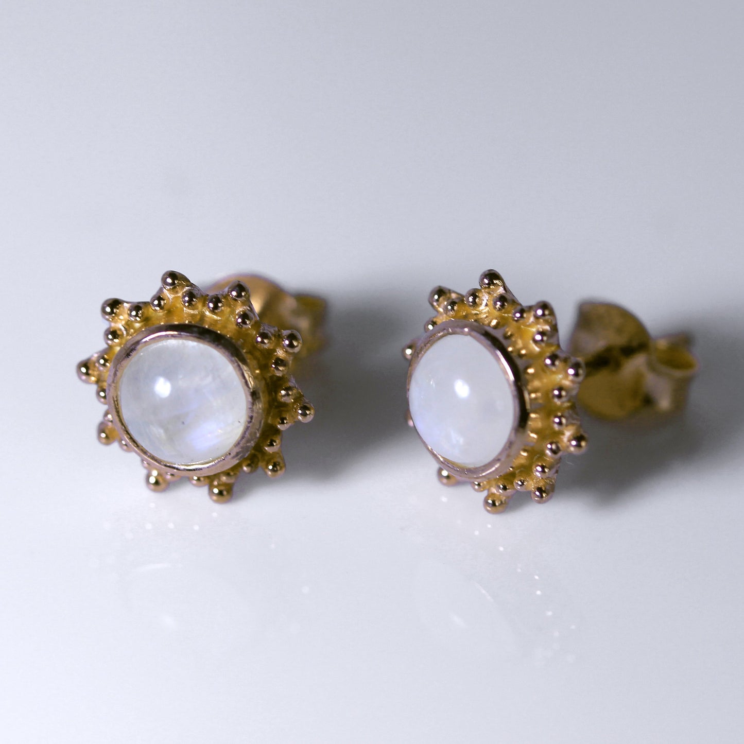 Boucles d'oreilles à tige en argent sterling plaqué or et pierre de lune de 5 mm