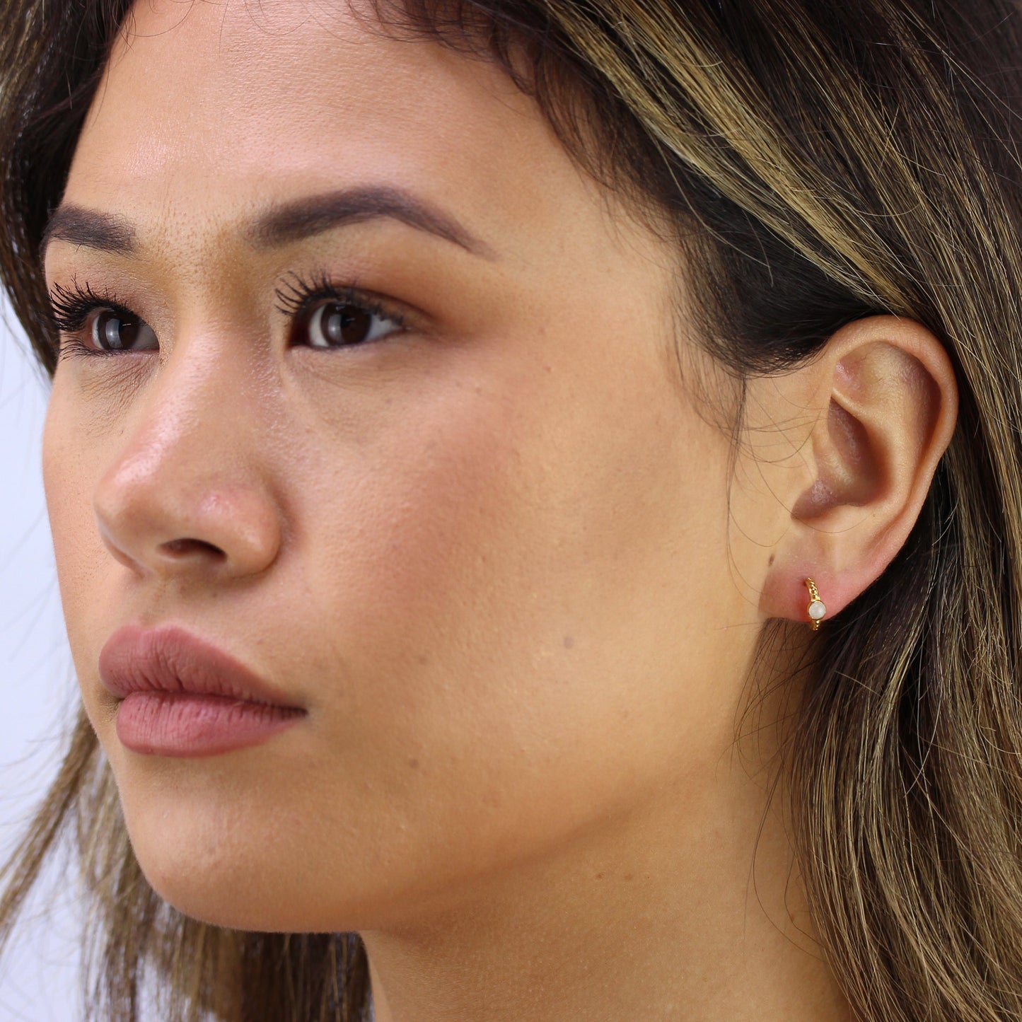 Boucles d'oreilles à tige en argent sterling plaqué or avec perles en pierre de lune