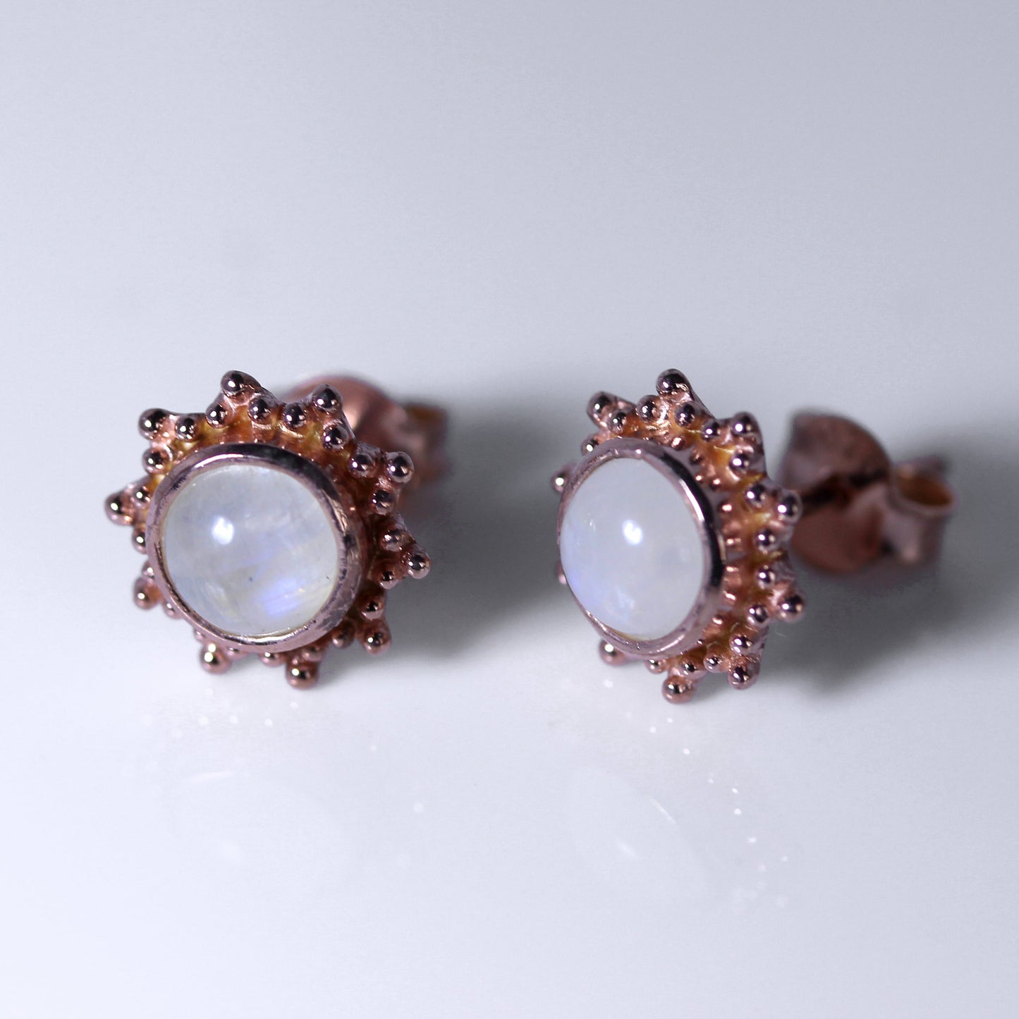 Boucles d'oreilles à tige en argent sterling plaqué or rose avec pierre de lune et soleil de 5 mm