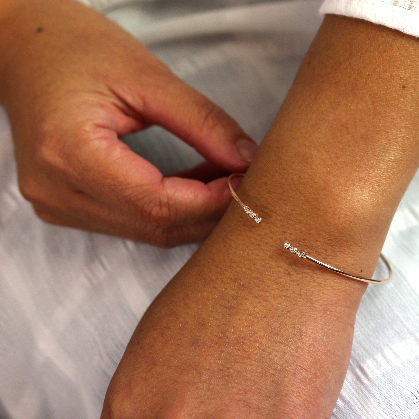 Bracelet manchette en argent sterling plaqué or rose avec minuscule zircone cubique rond