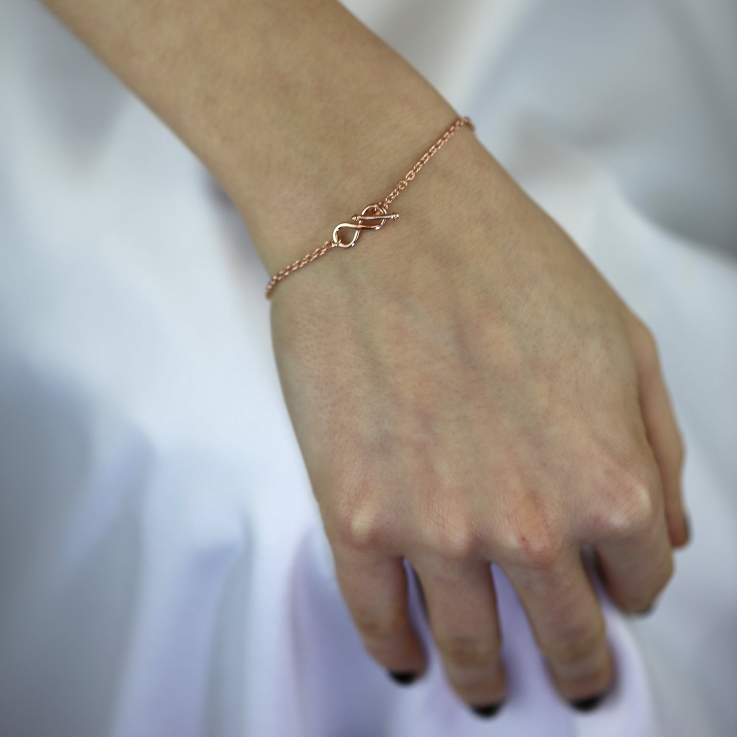 Bracelet en argent sterling plaqué or rose avec barre en T infini de 18 cm