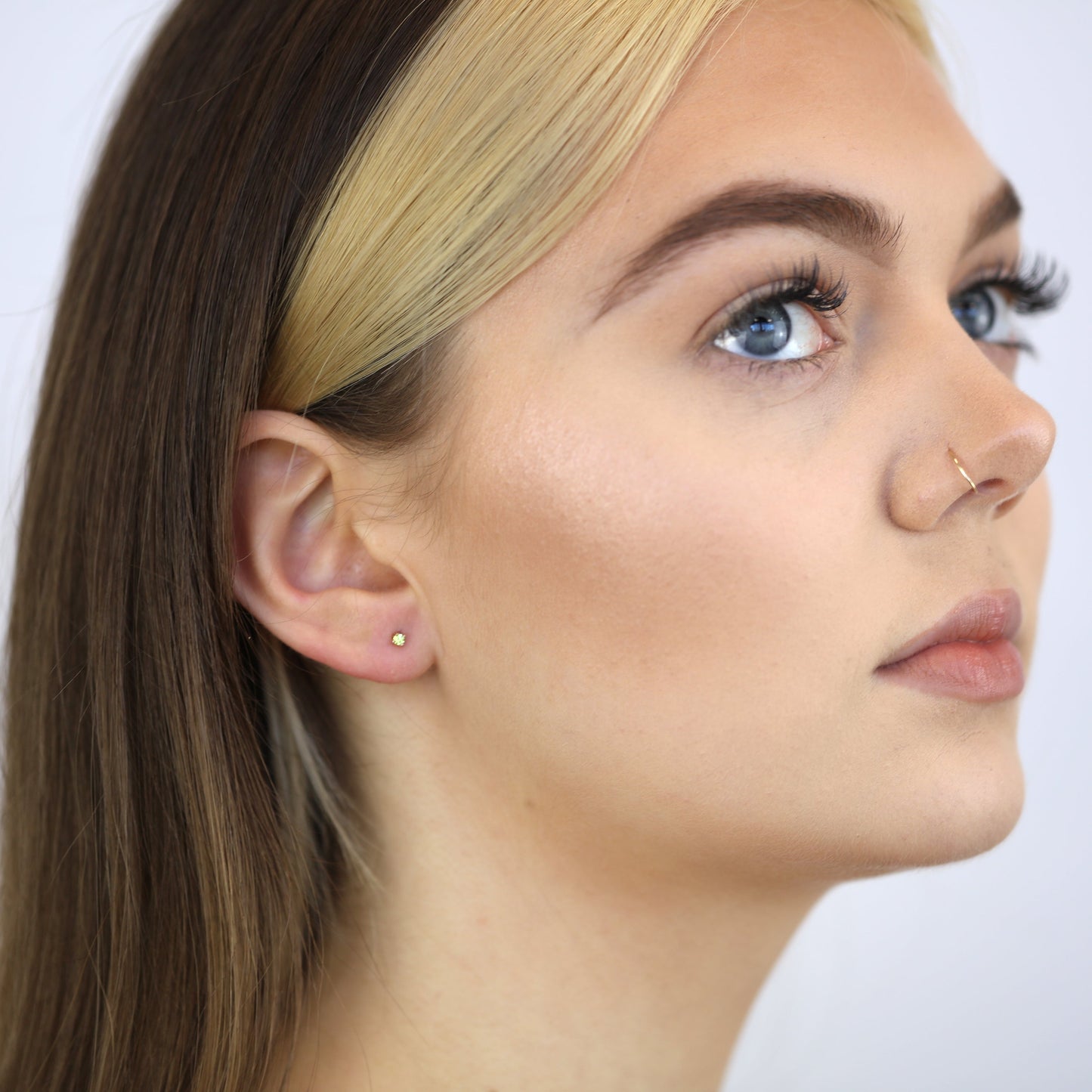 Boucles d'oreilles à tige en argent sterling plaqué or rose avec péridot et zircone cubique de 2 mm