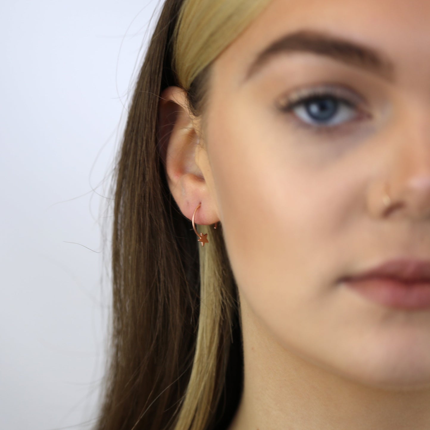 Boucles d'oreilles à tige en argent sterling plaqué or rose avec étoile