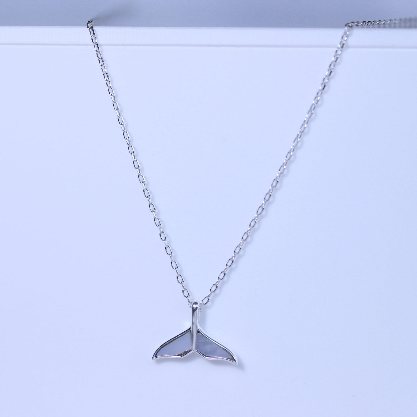 Collier queue de baleine en argent sterling et nacre, 45 cm