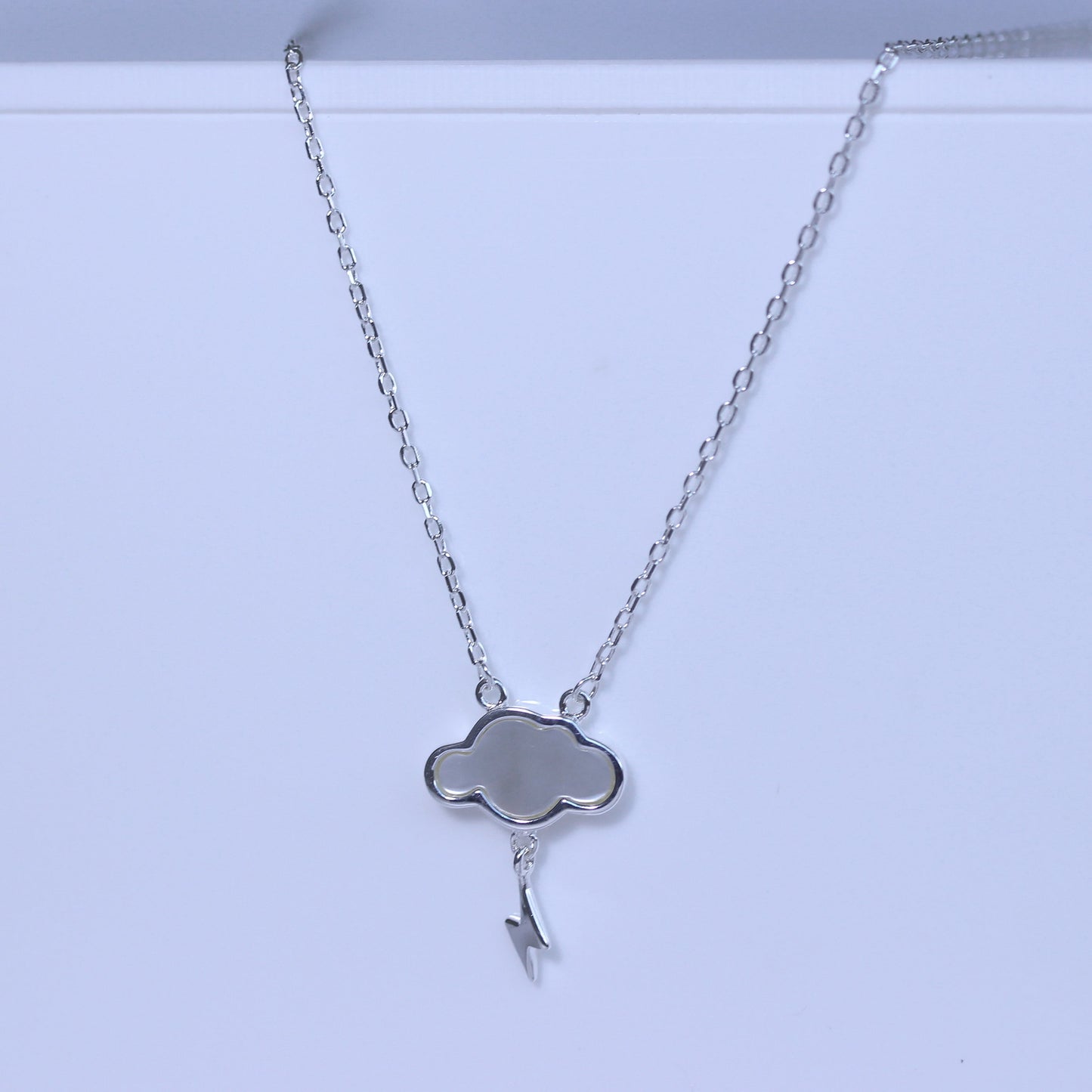 Collier en argent sterling avec nuage éclair et nacre