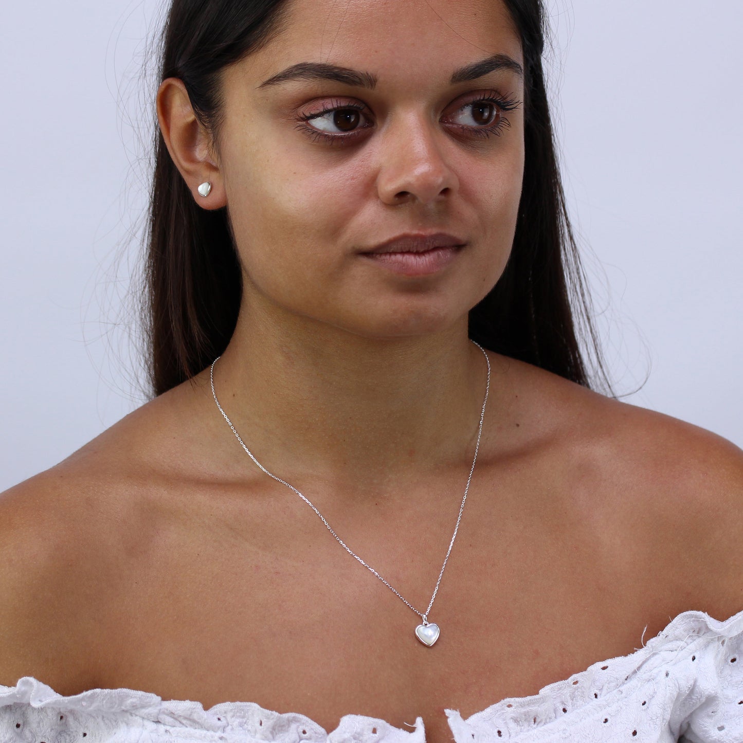 Boucles d'oreilles à tige en argent sterling et nacre en forme de cœur