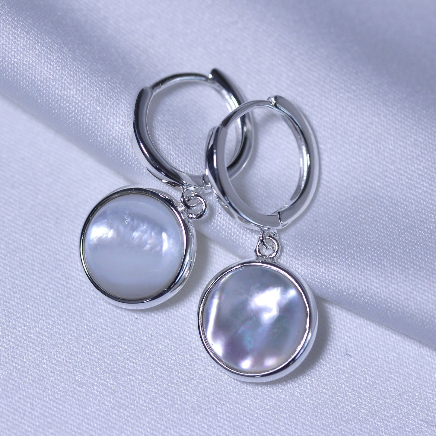Boucles d'oreilles créoles rondes en argent sterling avec breloques en nacre