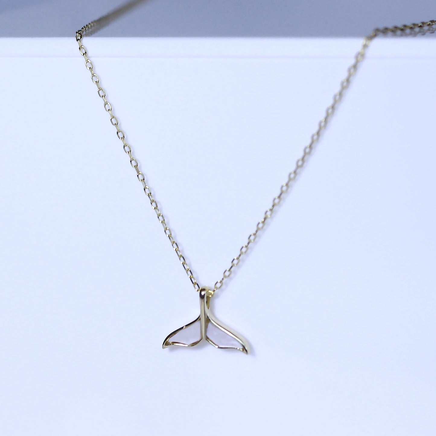 Collier queue de baleine en argent sterling plaqué or et nacre - 45,7 cm