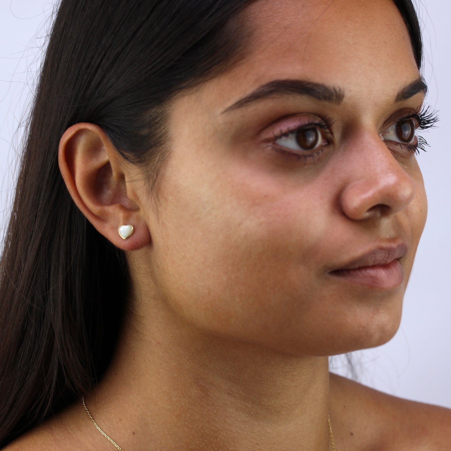 Boucles d'oreilles à tige en argent sterling plaqué or en forme de cœur en nacre