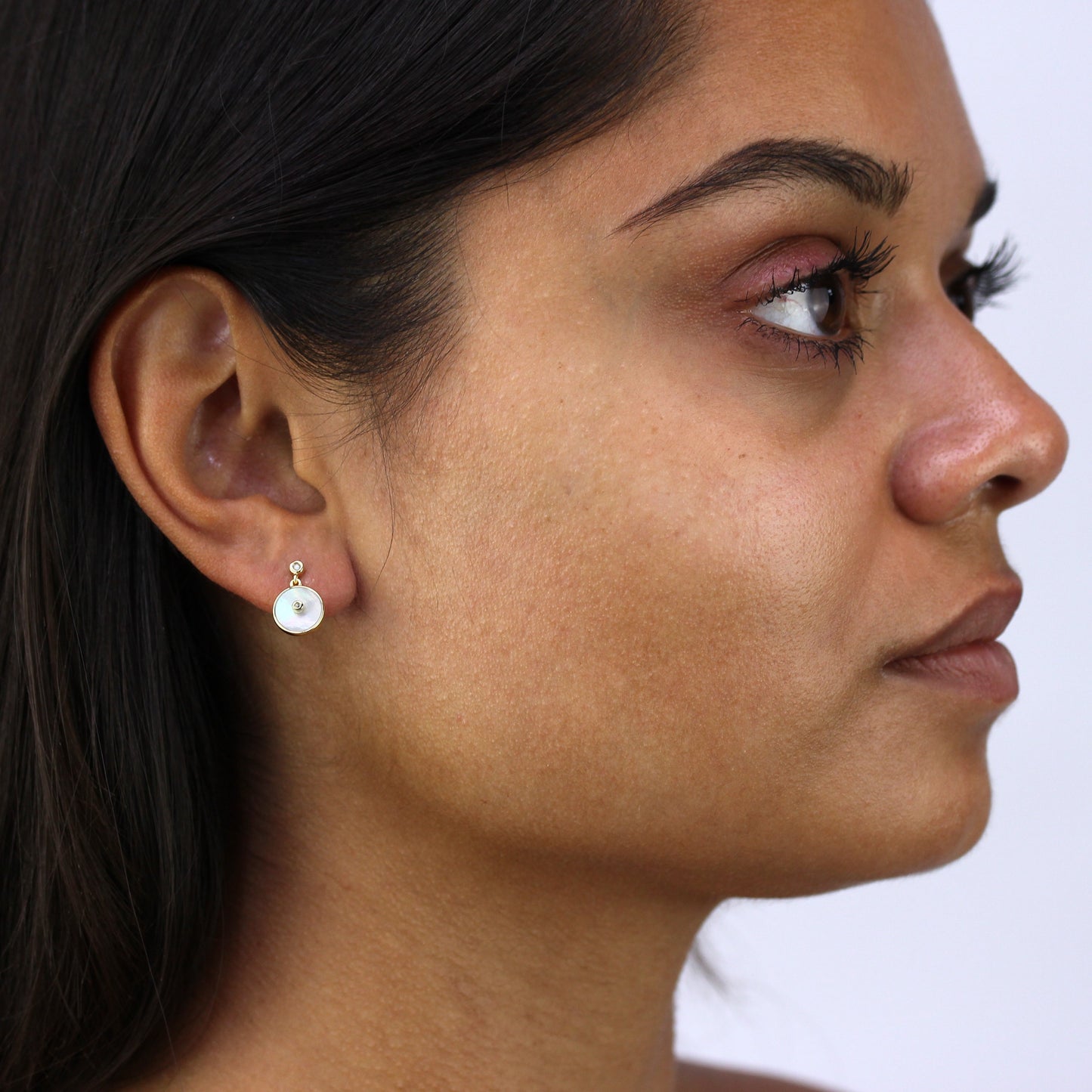 Boucles d'oreilles rondes en argent sterling plaqué or avec nacre et zircone cubique