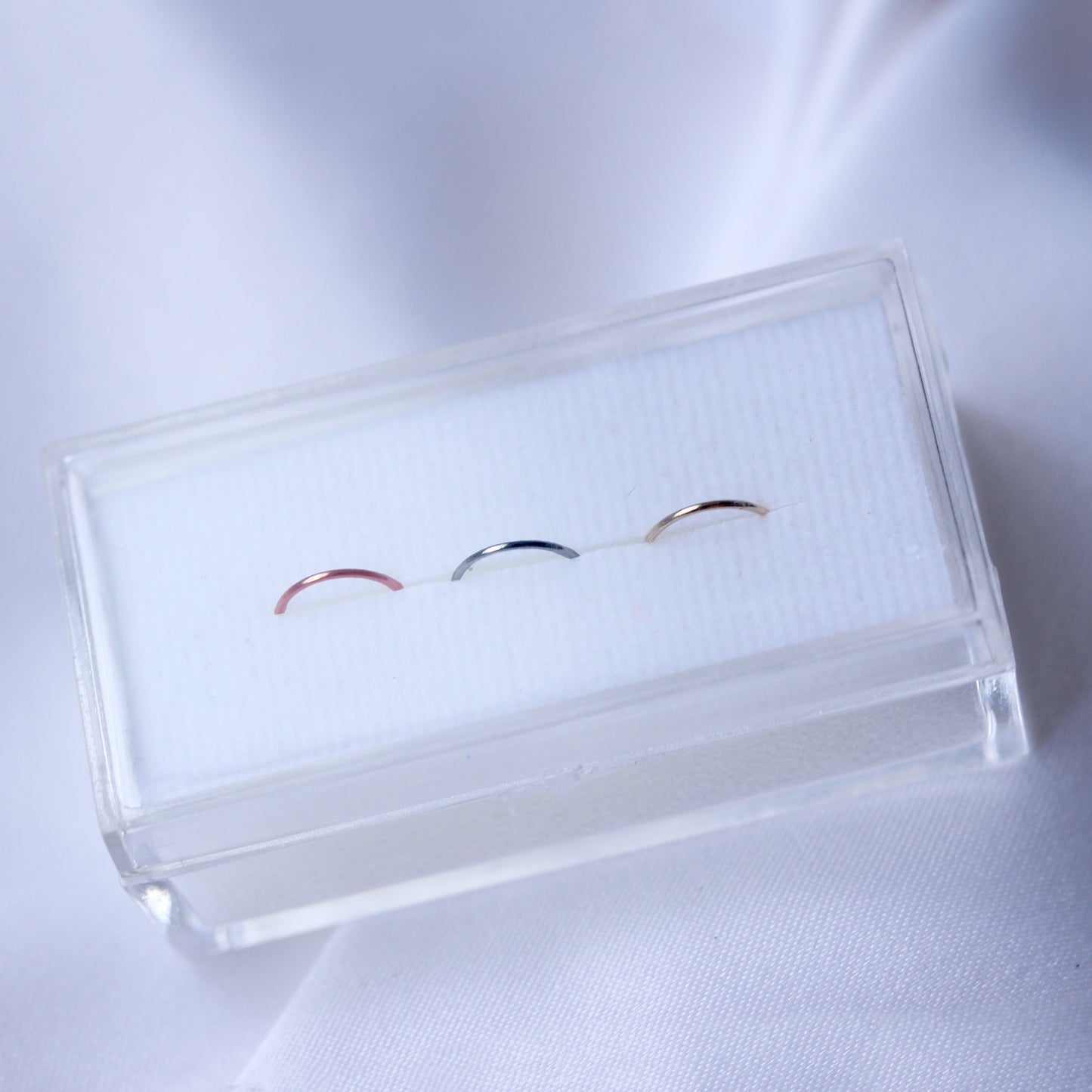 Ensemble de trois anneaux de nez en or jaune rose et blanc 9 carats de 6 mm