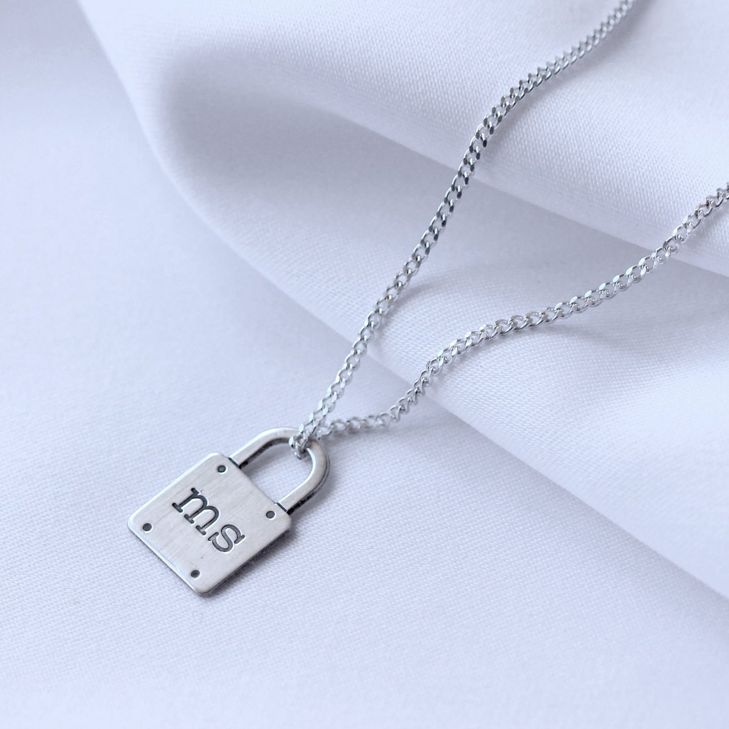 Collier cadenas sur mesure en argent sterling avec initiales, 40 à 71 cm