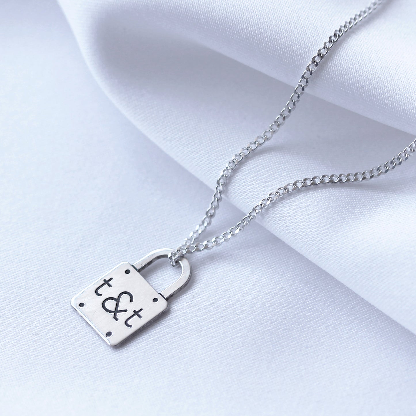 Collier cadenas sur mesure en argent sterling avec initiales, 40 à 71 cm