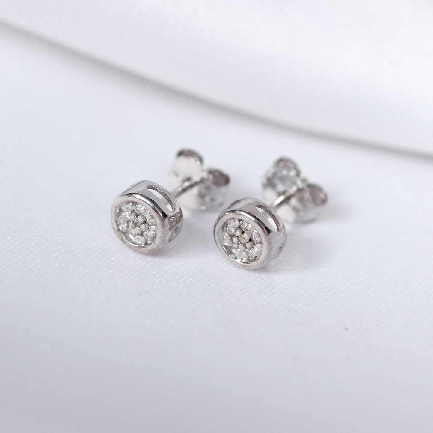 Boucles d'oreilles à tige en or blanc 9 carats avec diamants de 0,054 ct