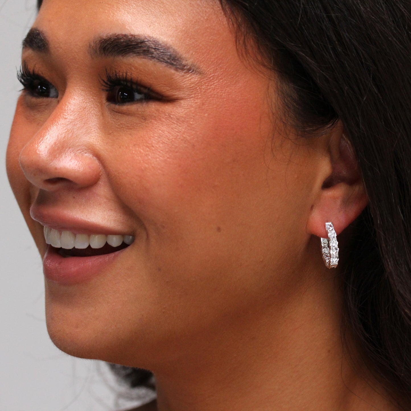 Boucles d'oreilles créoles à charnière en argent sterling et zircones cubiques de 20 mm
