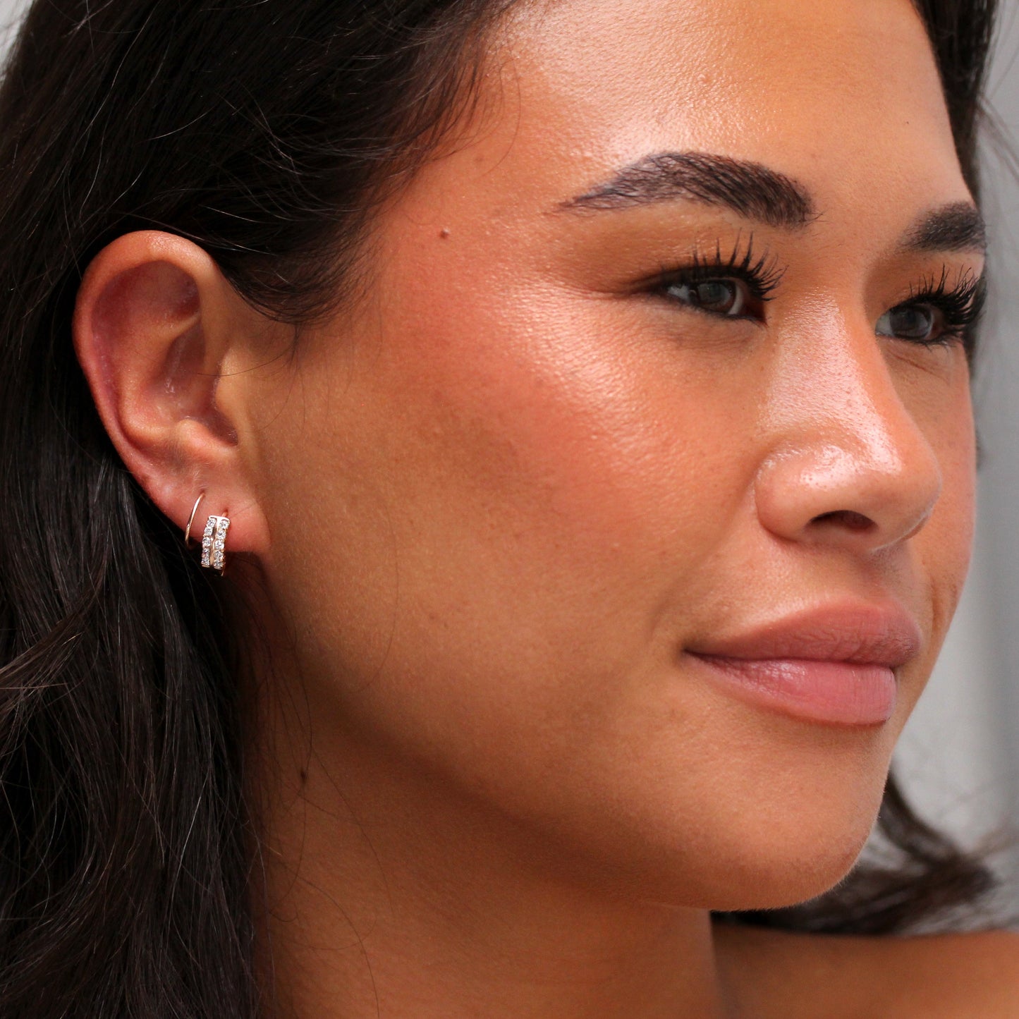 Boucles d'oreilles à charnière en argent sterling plaqué or rose avec double zircone cubique