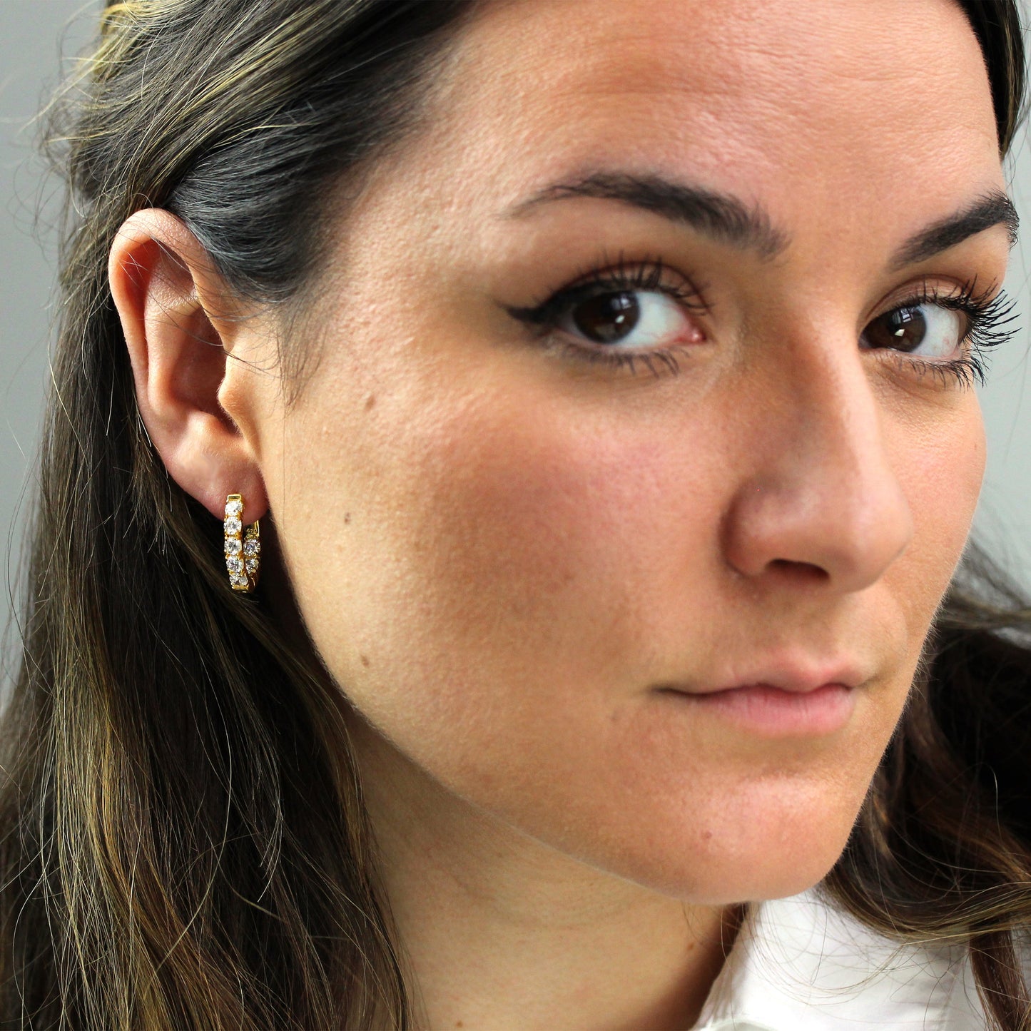 Boucles d'oreilles créoles Huggie Eternity en argent sterling plaqué or et zircones cubiques de 18 mm