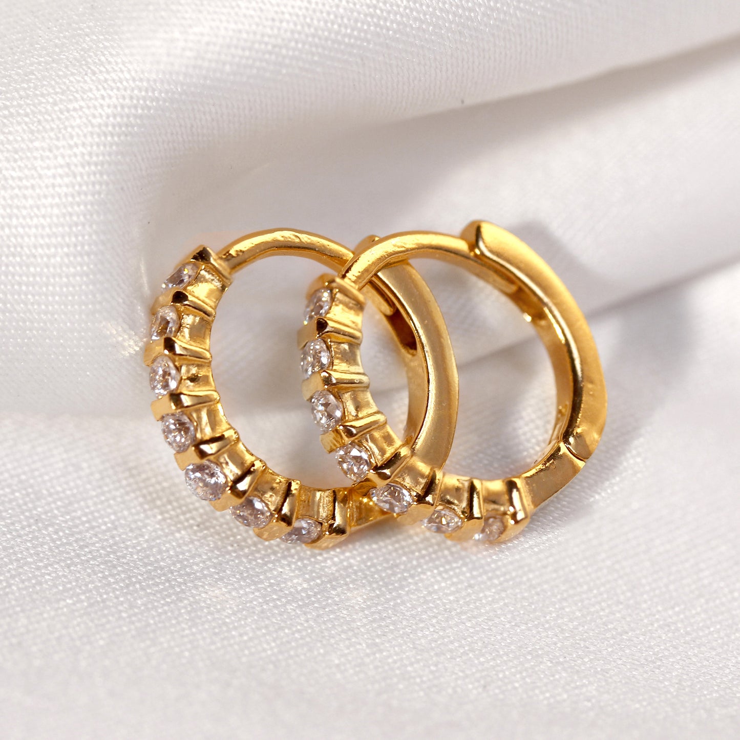 Boucles d'oreilles créoles en argent sterling plaqué or avec barre en zircone cubique