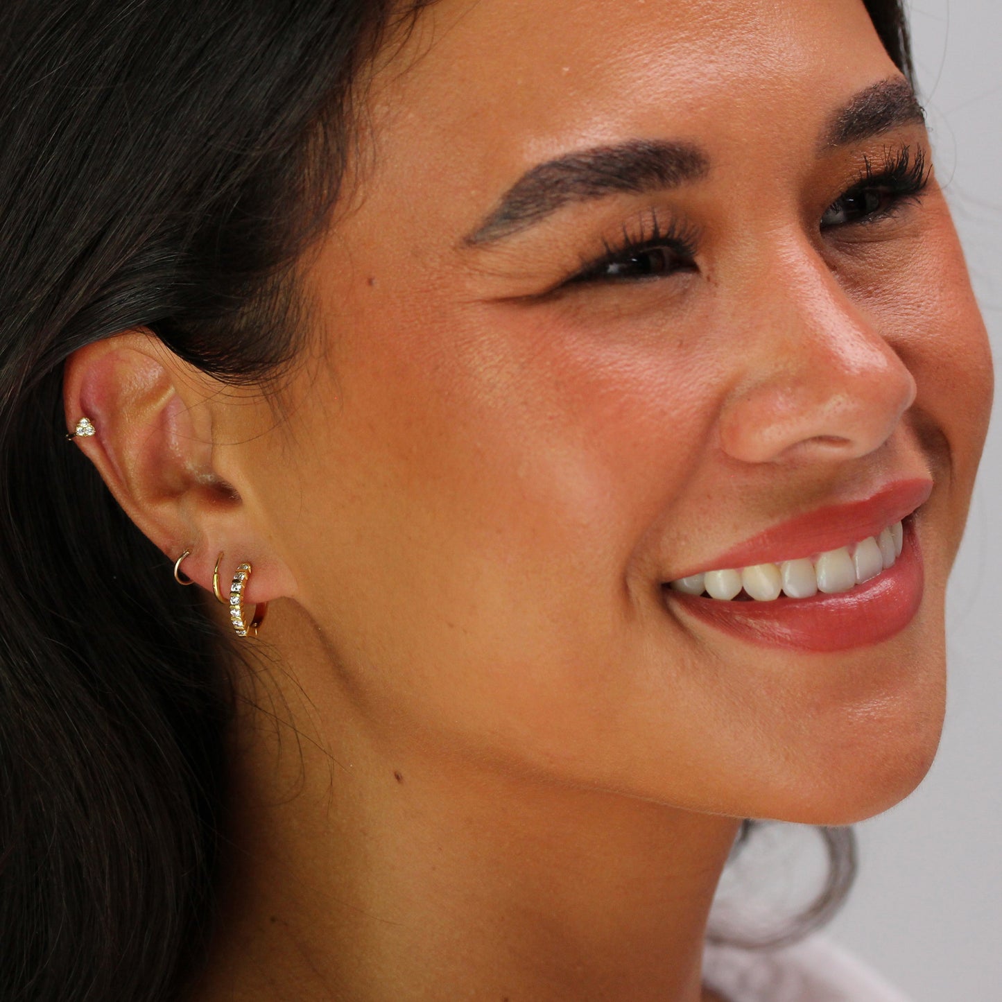 Boucles d'oreilles créoles en argent sterling plaqué or avec barre en zircone cubique
