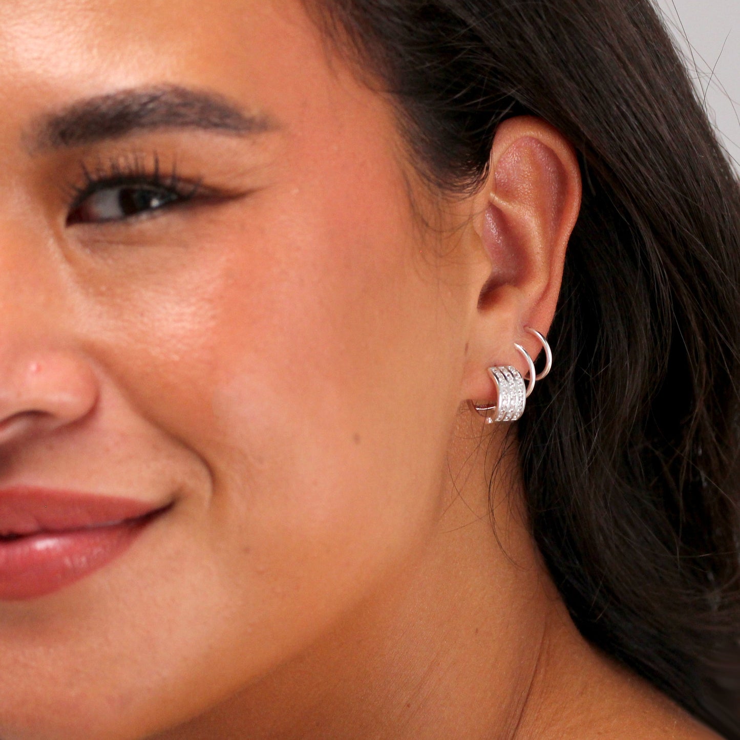 Boucles d'oreilles créoles en argent sterling serties de trois zircones cubiques