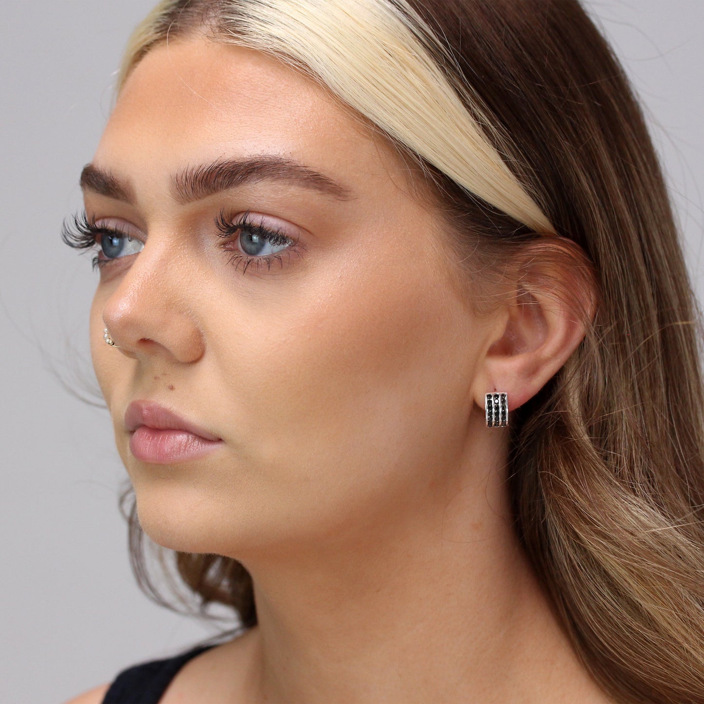 Boucles d'oreilles Huggie en argent sterling avec triple zircone noire de 13 mm