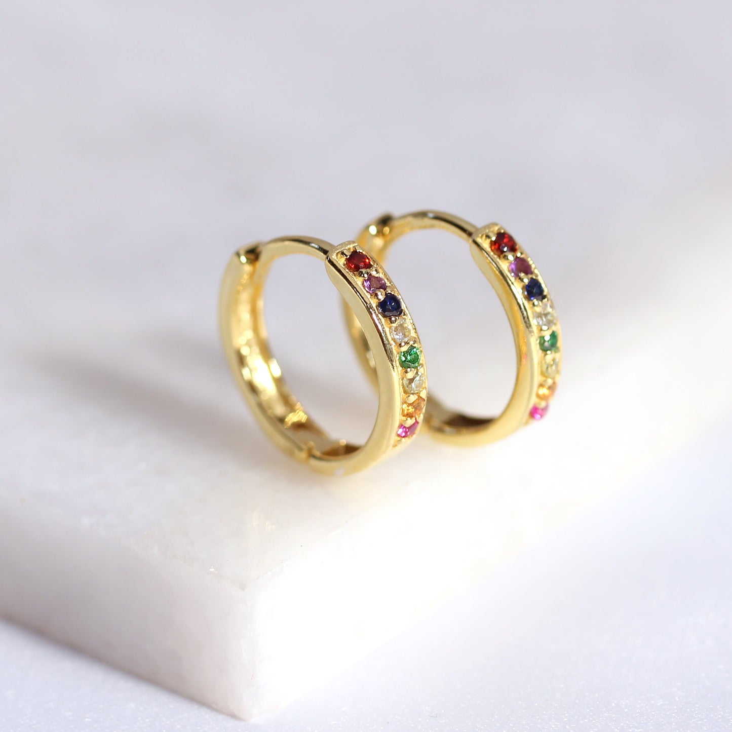 Boucles d'oreilles créoles en argent sterling plaqué or avec zircones cubiques arc-en-ciel de 15 mm