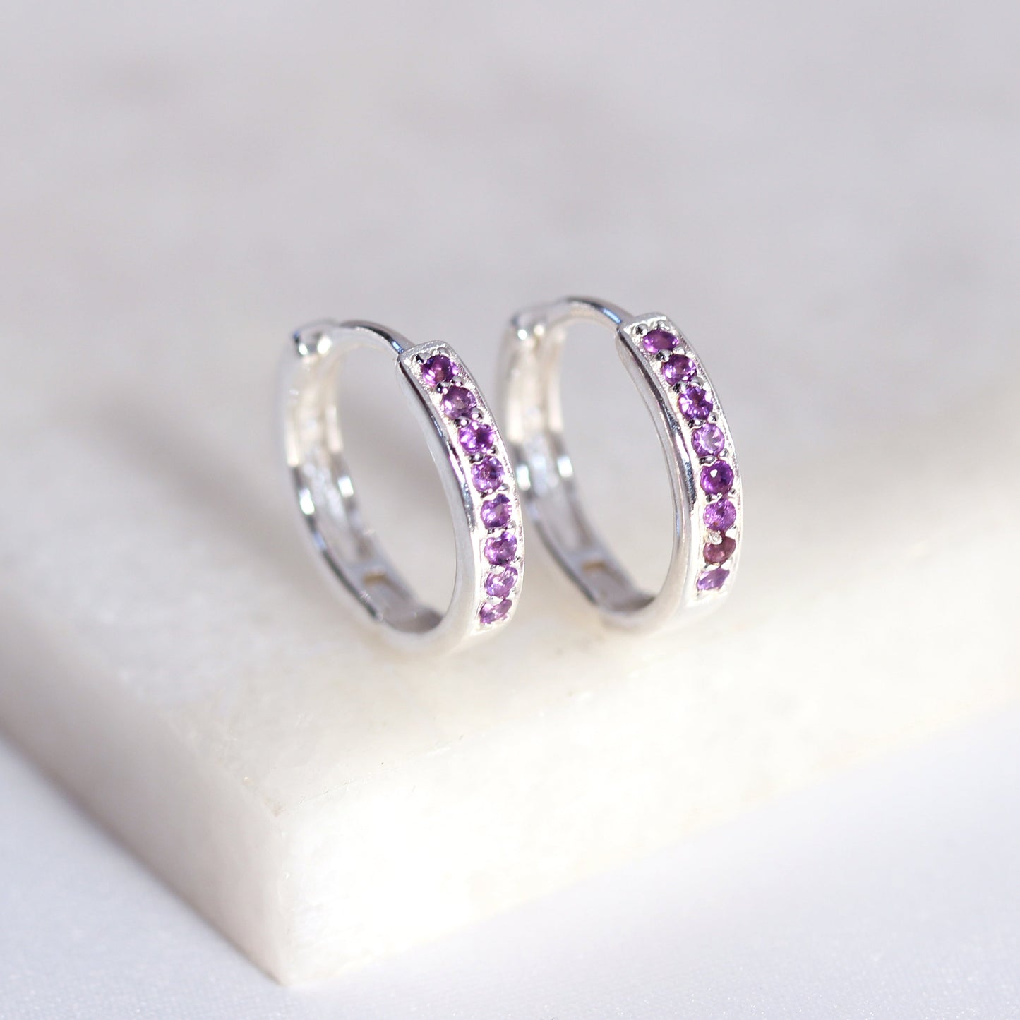 Boucles d'oreilles créoles en argent sterling avec améthyste et zircone cubique pavées de 15 mm