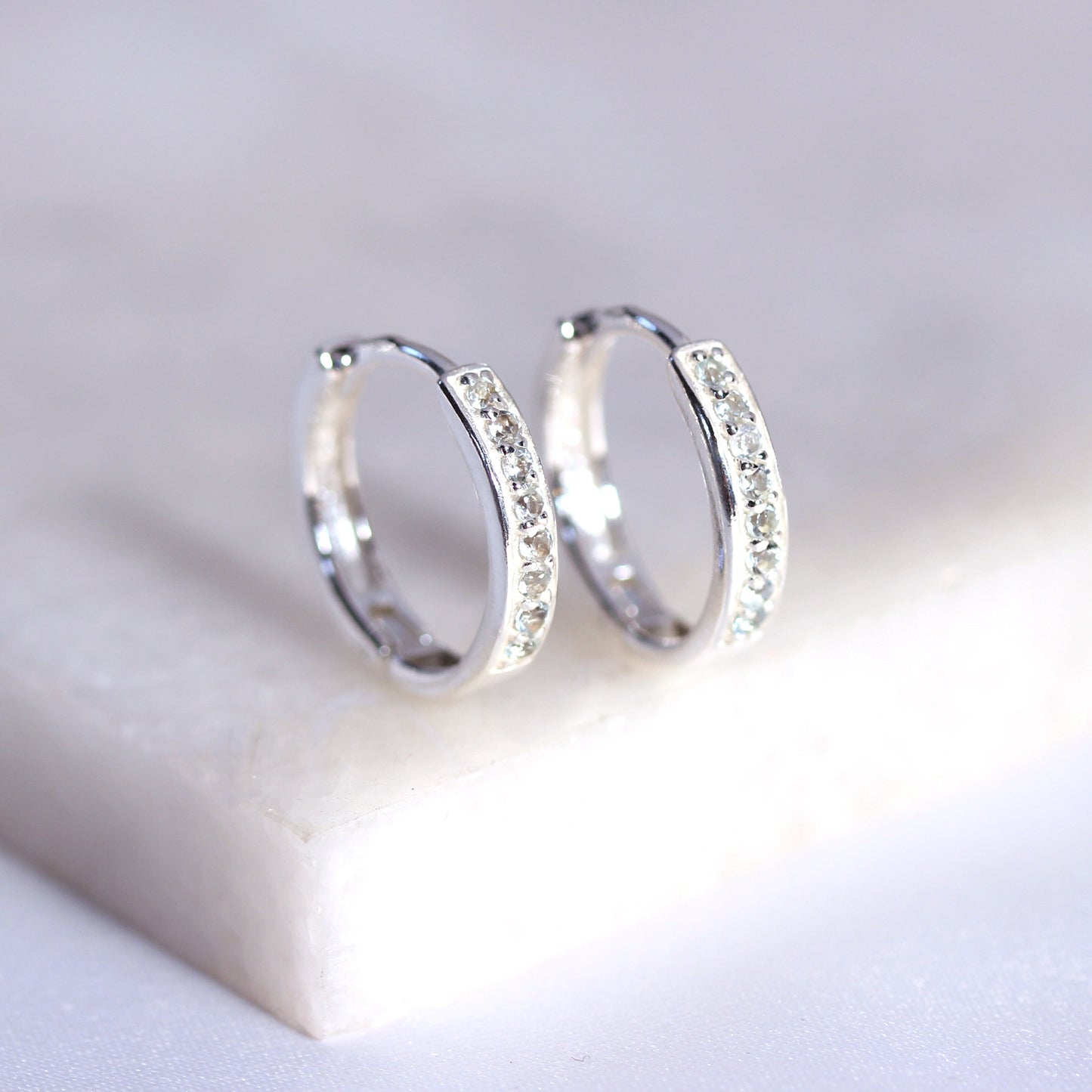 Boucles d'oreilles créoles en argent sterling avec pavé de zircones cubiques aigue-marine de 15 mm