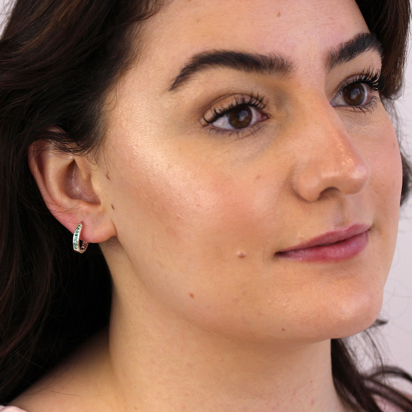 Boucles d'oreilles créoles en argent sterling avec émeraude et zircone cubique pavées de 15 mm