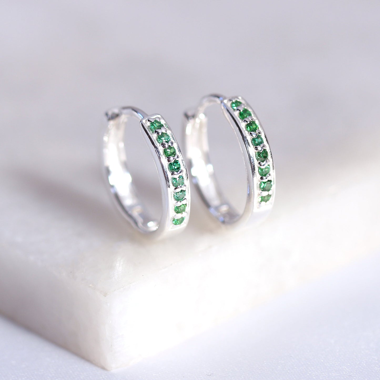 Boucles d'oreilles créoles en argent sterling avec émeraude et zircone cubique pavées de 15 mm