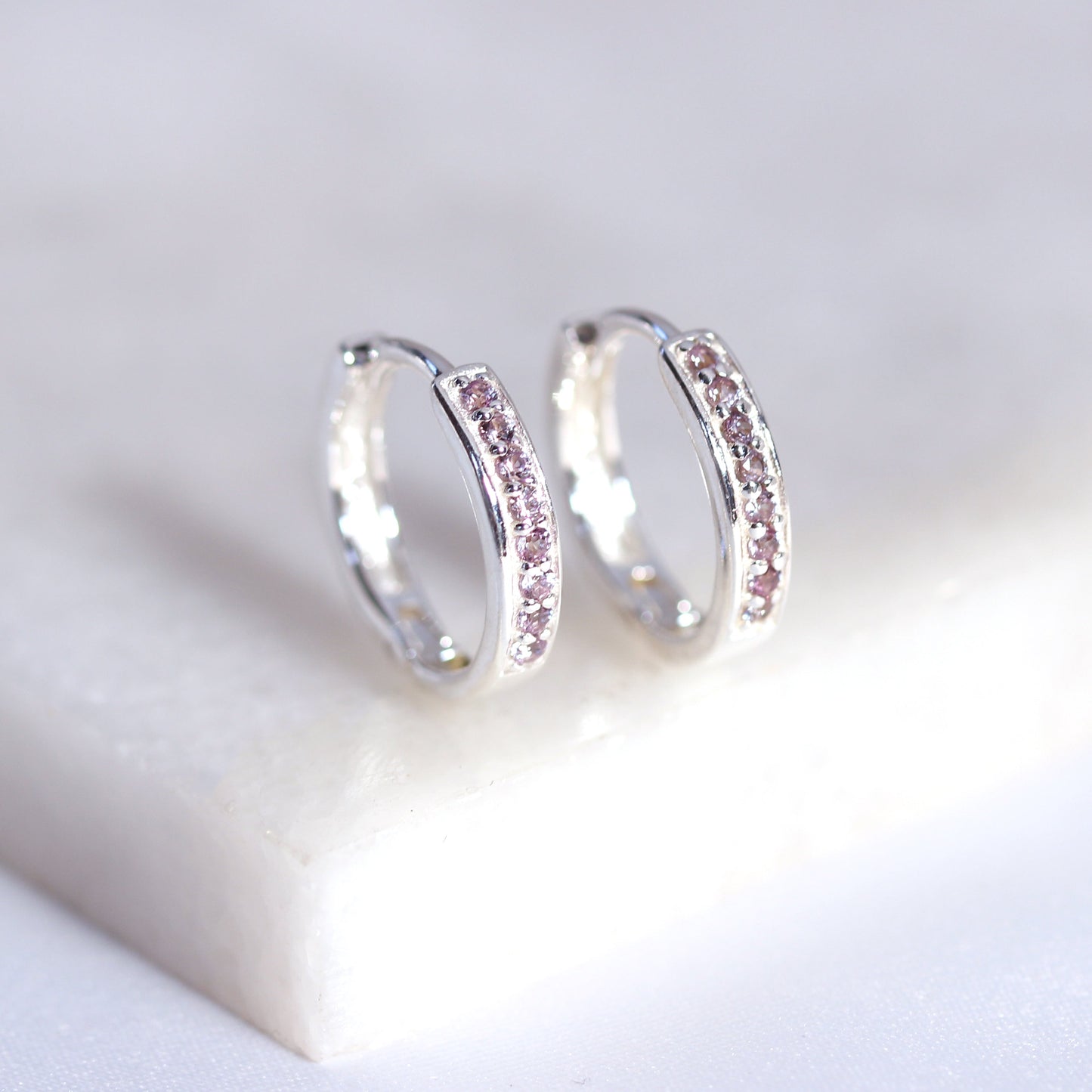 Boucles d'oreilles créoles en argent sterling avec pavé d'alexandrite et zircone cubique de 15 mm