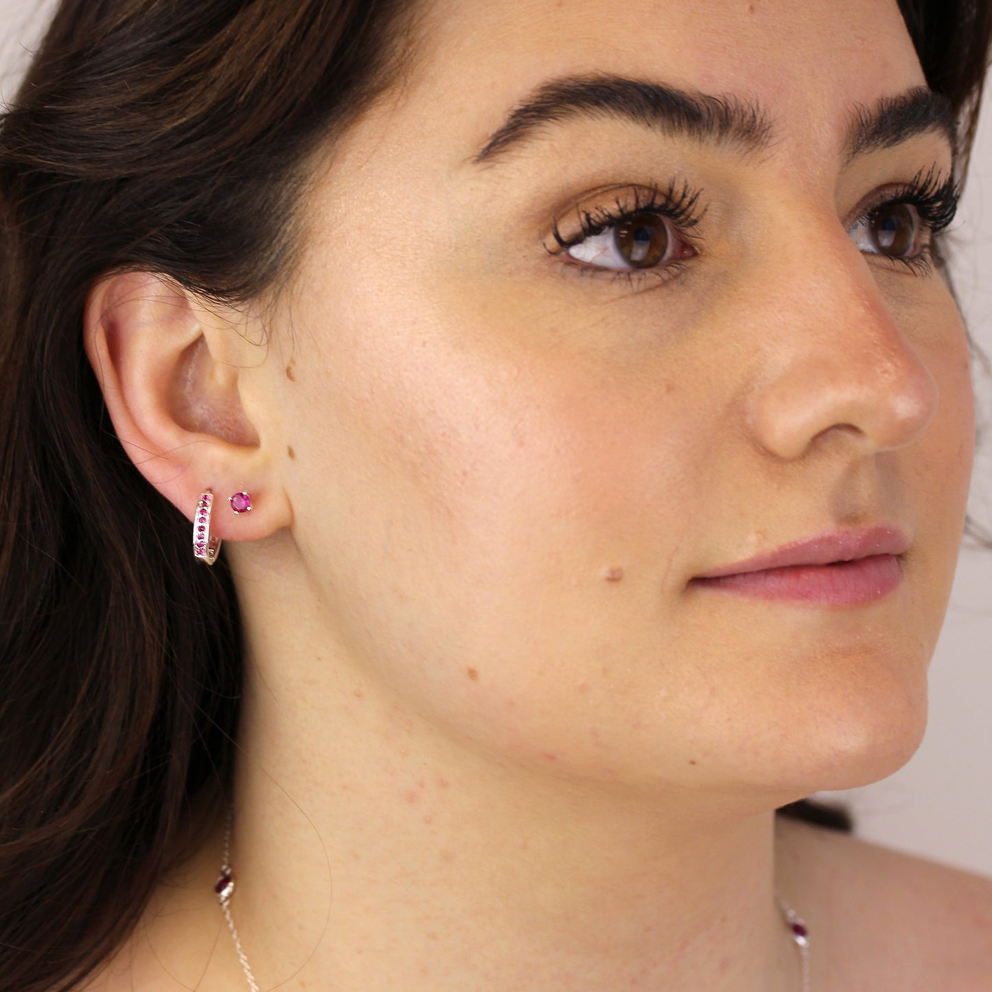 Boucles d'oreilles créoles en argent sterling avec rubis et zircones cubiques pavées de 15 mm