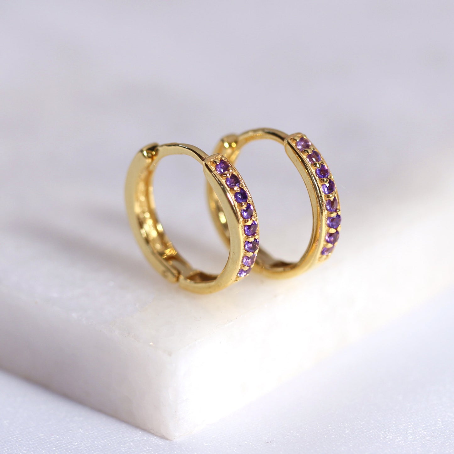 Boucles d'oreilles créoles en argent sterling plaqué or avec améthyste et zircone cubique de 15 mm
