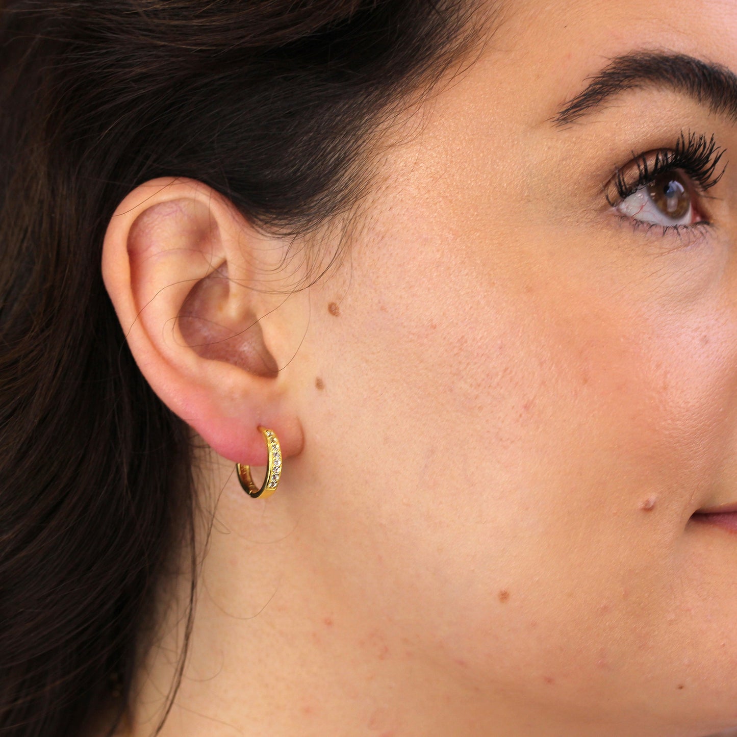 Boucles d'oreilles créoles en argent sterling plaqué or avec aigue-marine et zircone cubique de 15 mm