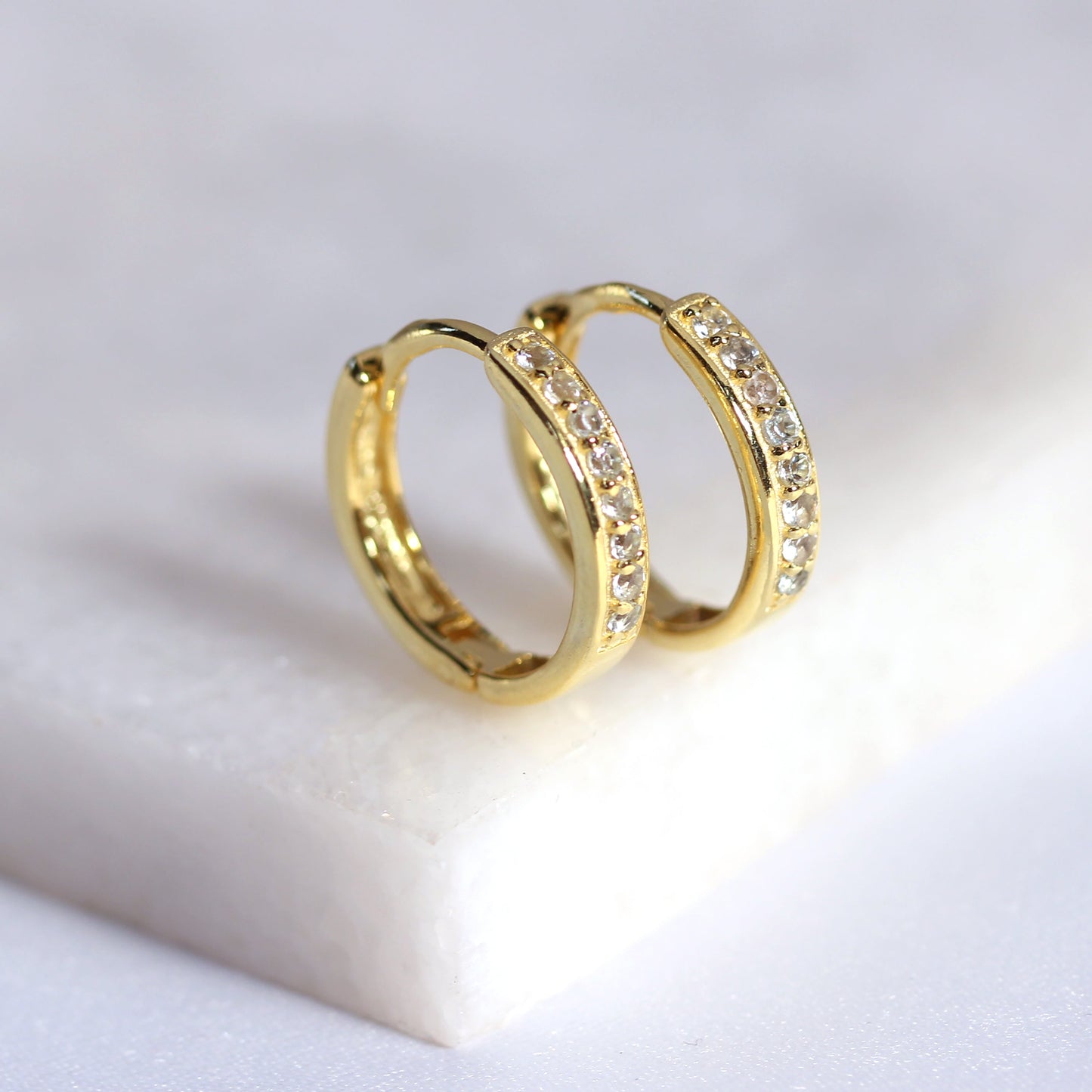 Boucles d'oreilles créoles en argent sterling plaqué or avec aigue-marine et zircone cubique de 15 mm