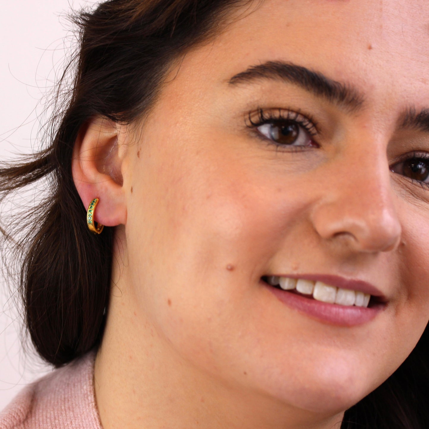 Boucles d'oreilles créoles en argent sterling plaqué or avec émeraude et zircone cubique de 15 mm