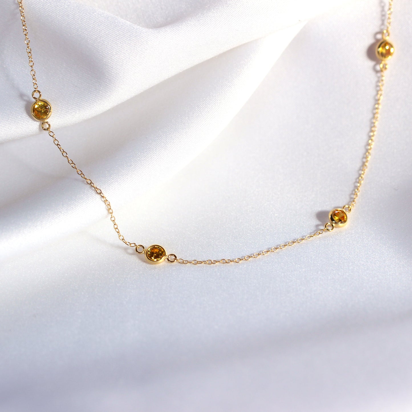 Collier en argent sterling plaqué or avec plusieurs pierres de naissance en citrine et zircone cubique