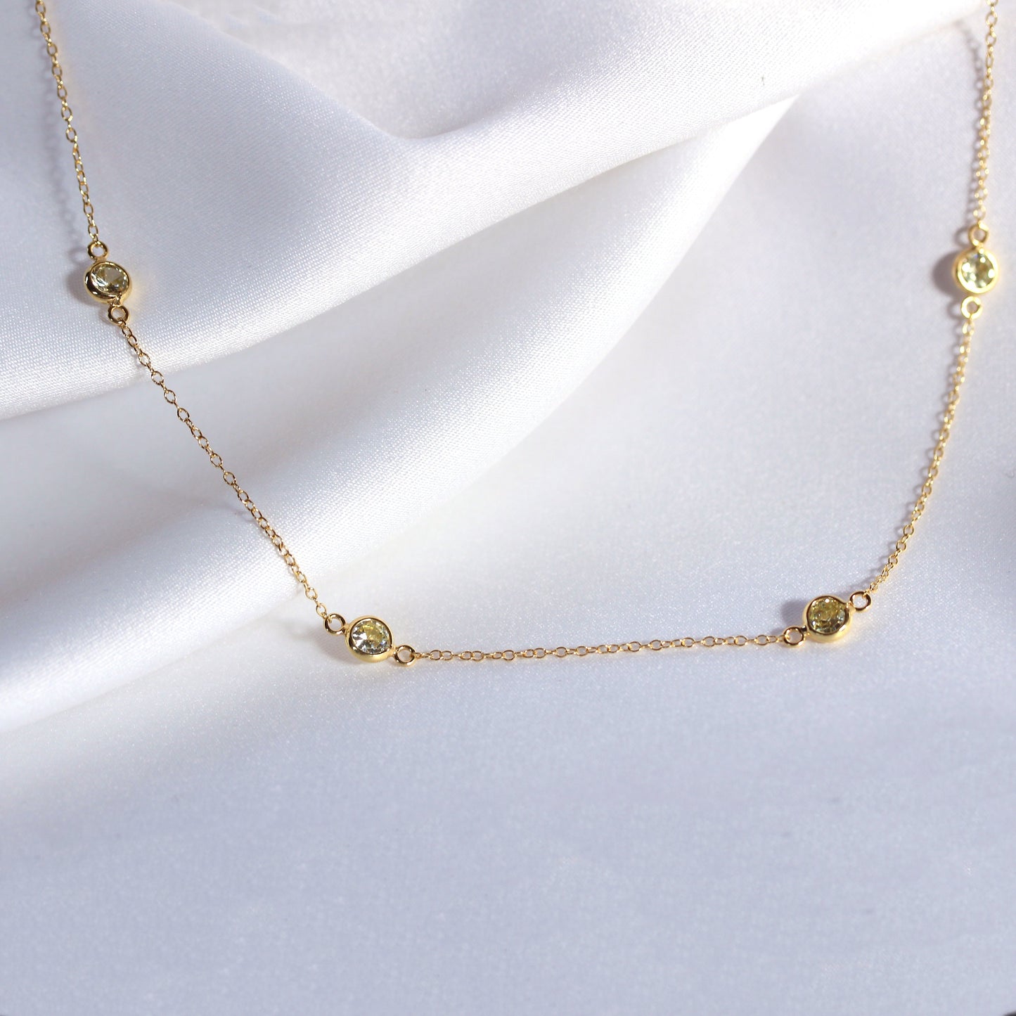 Collier en argent sterling plaqué or avec pierres de naissance en zircone cubique multi-péridot