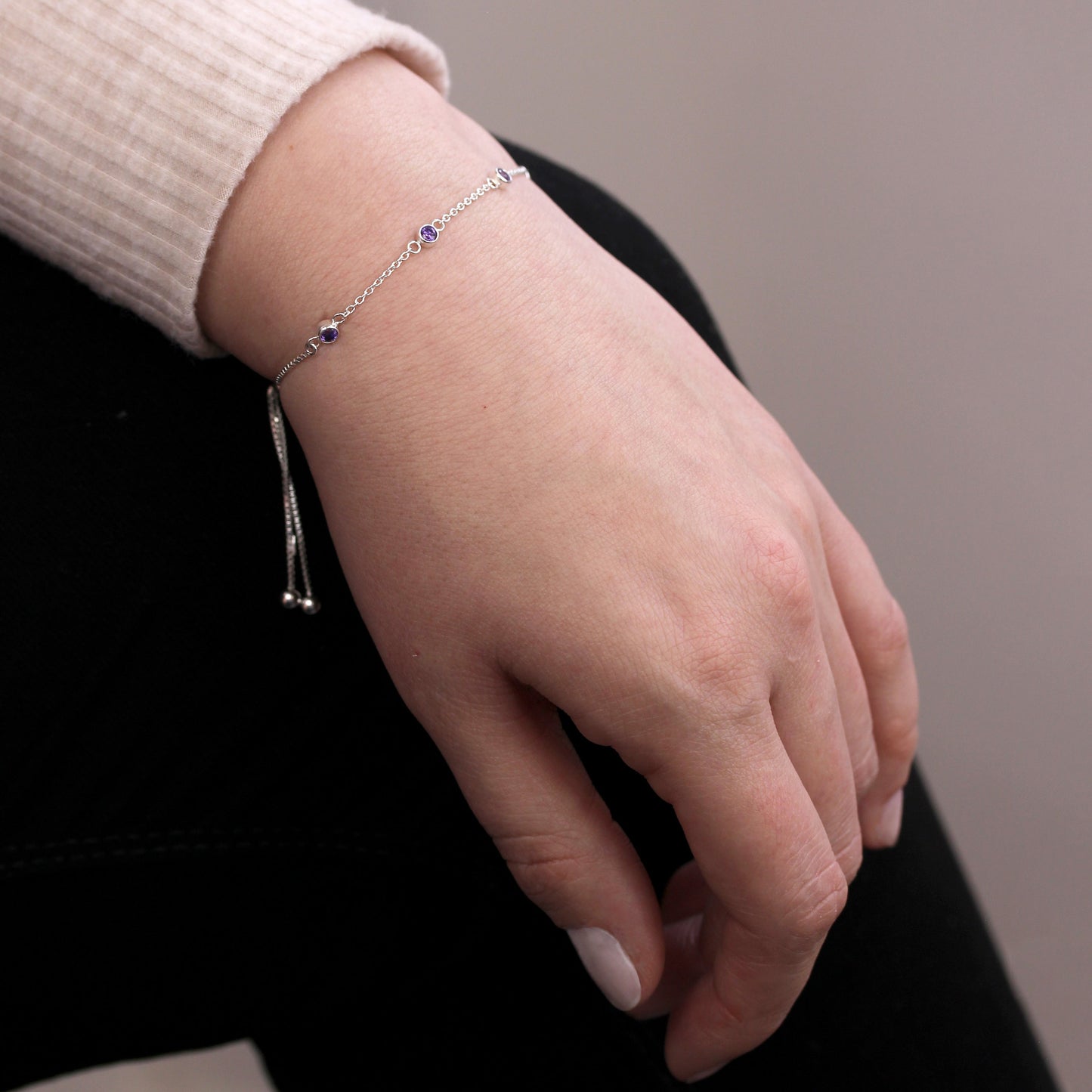 Bracelet réglable en argent sterling avec plusieurs améthystes et zircones cubiques