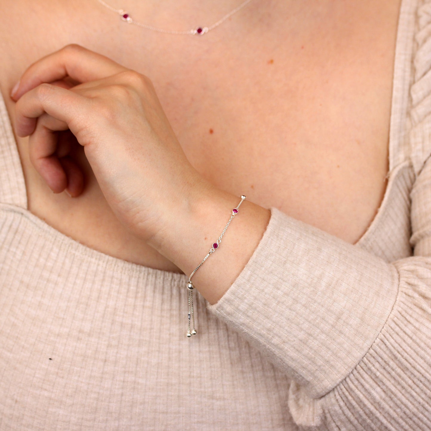 Bracelet réglable en argent sterling avec plusieurs rubis et zircones cubiques
