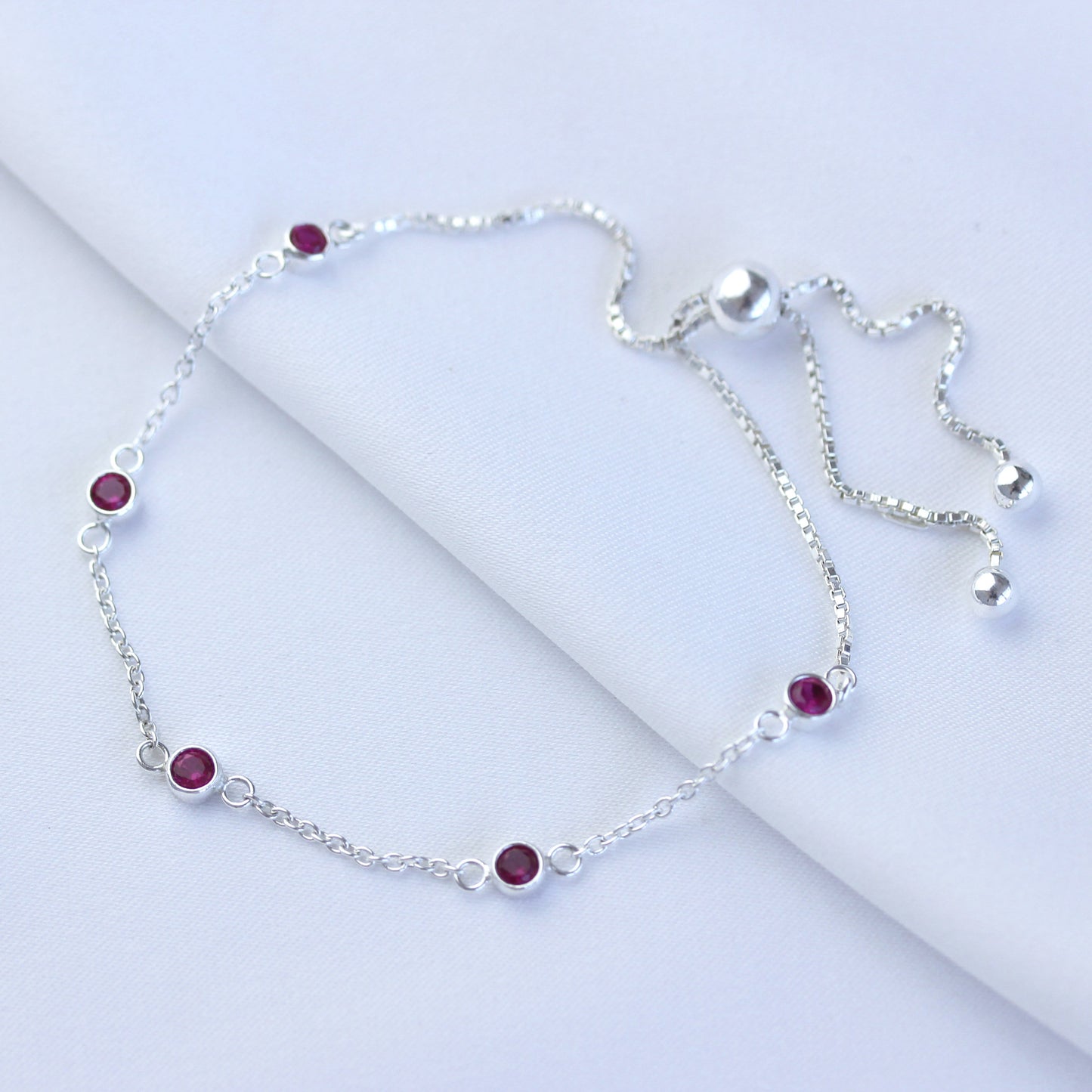 Bracelet réglable en argent sterling avec plusieurs rubis et zircones cubiques