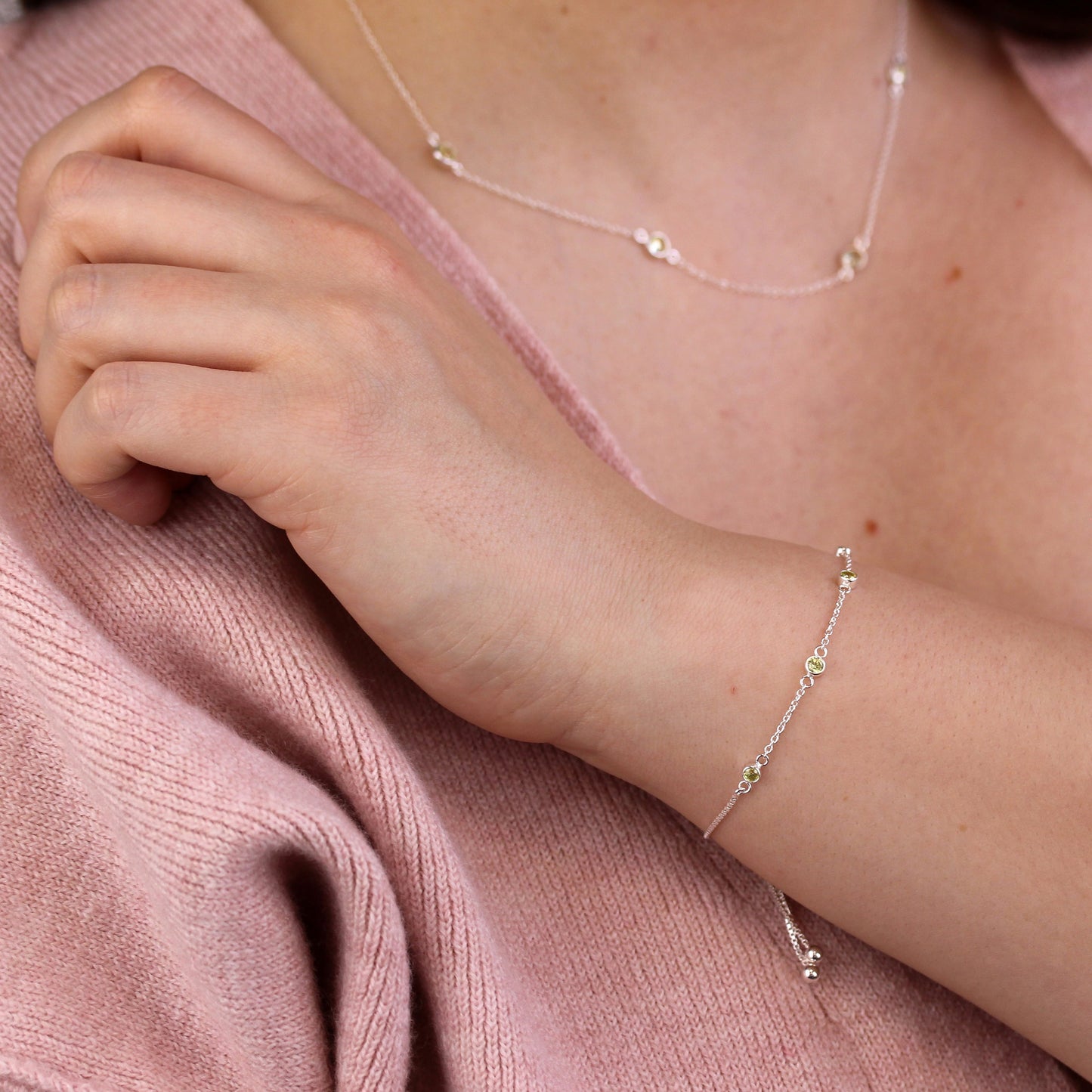 Bracelet réglable en argent sterling avec plusieurs péridots et zircones cubiques