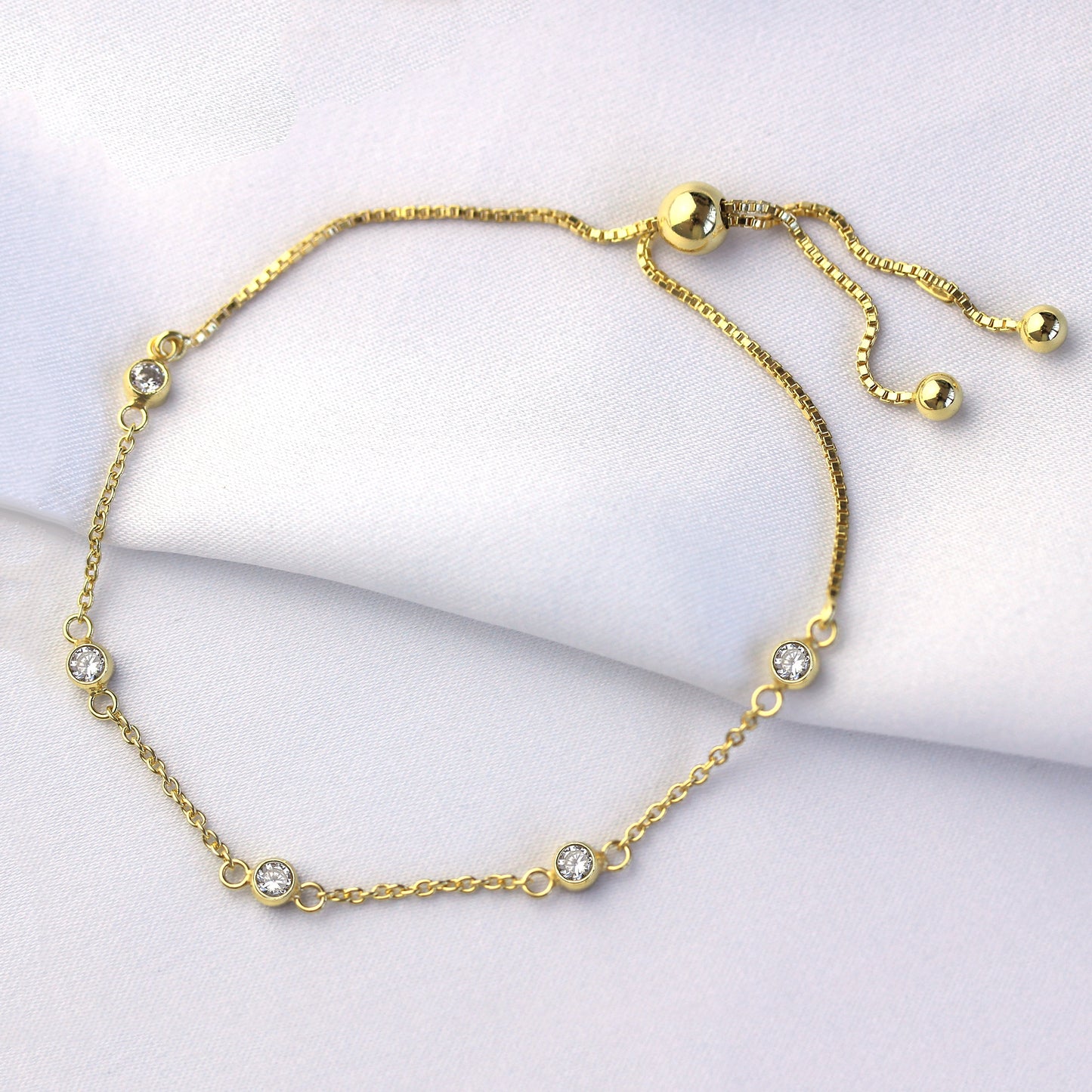 Bracelet réglable en argent sterling plaqué or avec plusieurs zircones cubiques transparents