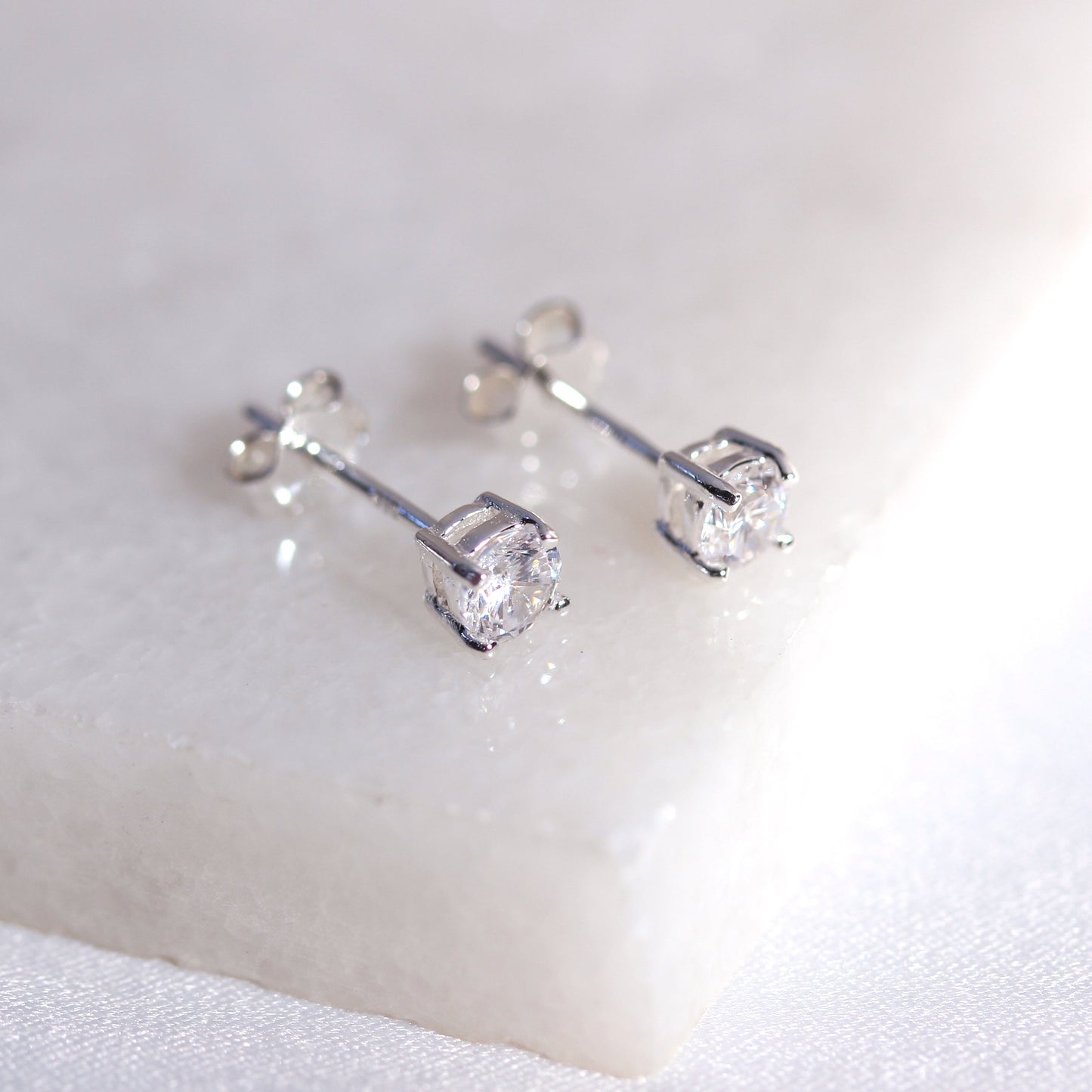 Boucles d'oreilles à tige en argent sterling avec pierre de naissance d'avril et zircone cubique de 4 mm