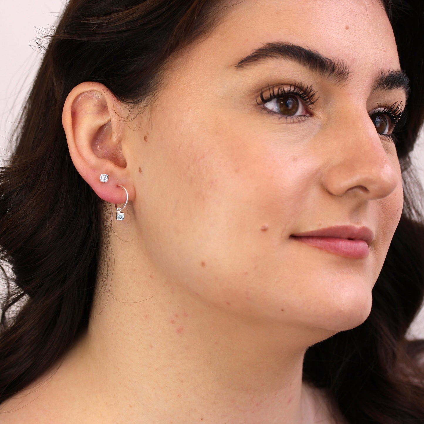 Boucles d'oreilles à tige en argent sterling avec pierre de naissance en zircone cubique aigue-marine de 4 mm