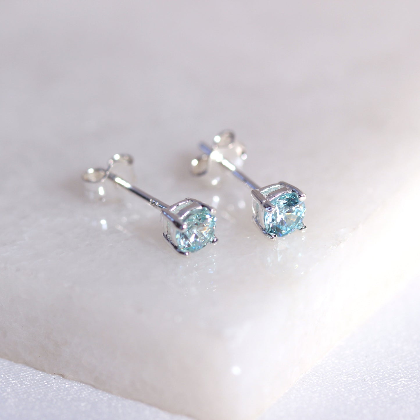 Boucles d'oreilles à tige en argent sterling avec pierre de naissance en zircone cubique aigue-marine de 4 mm