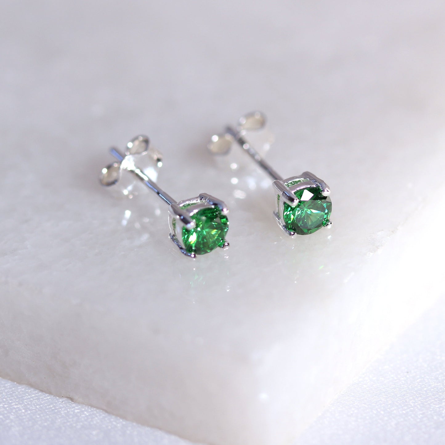 Boucles d'oreilles à tige en argent sterling avec émeraude et zircone cubique, pierre de naissance du mois de mai, 4 mm
