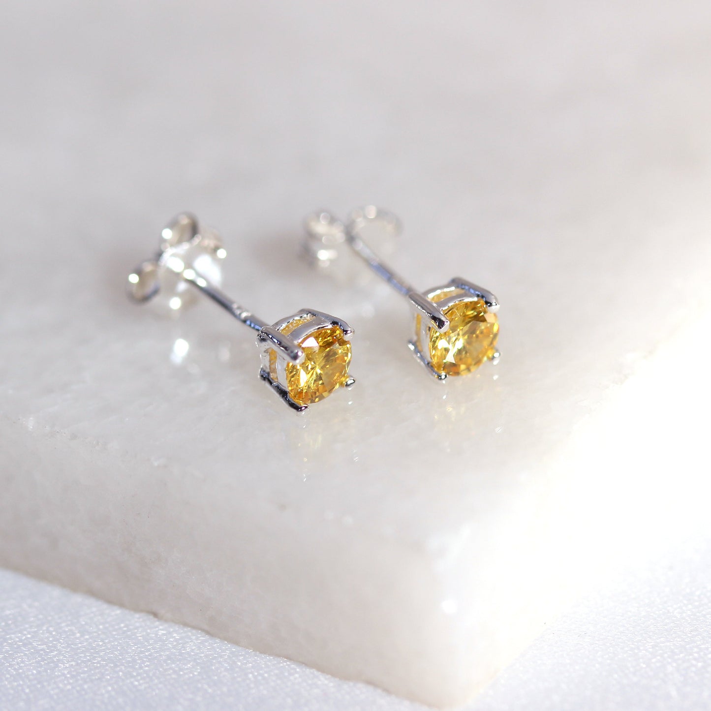 Boucles d'oreilles à tige en argent sterling avec citrine et pierre de naissance CZ, 4 mm